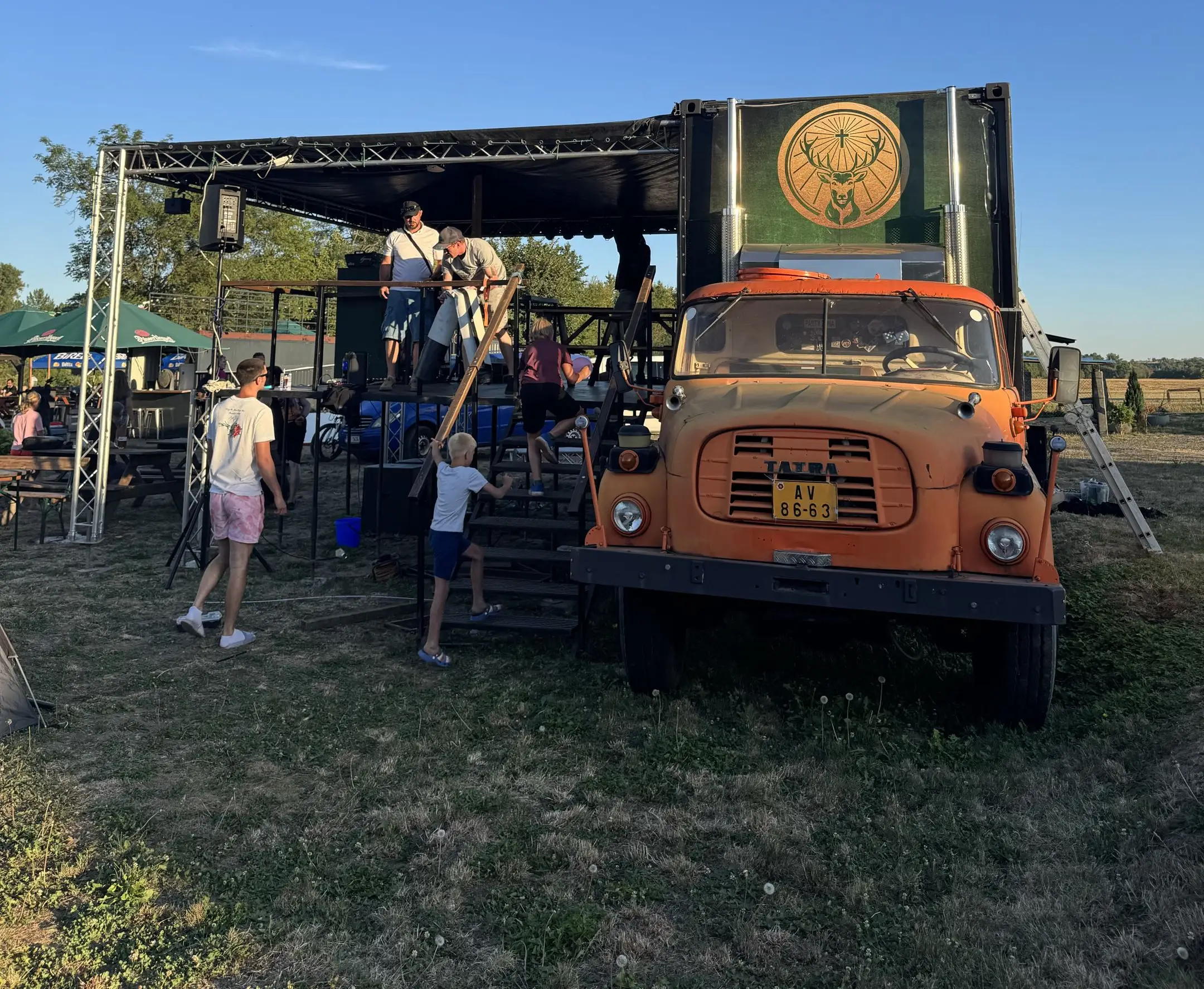 Rozložené pódium s kapelou